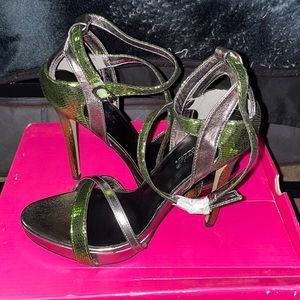 Shoe dazzle heels green and grey.